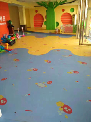 請問幼兒園室內鋪什么地板好？